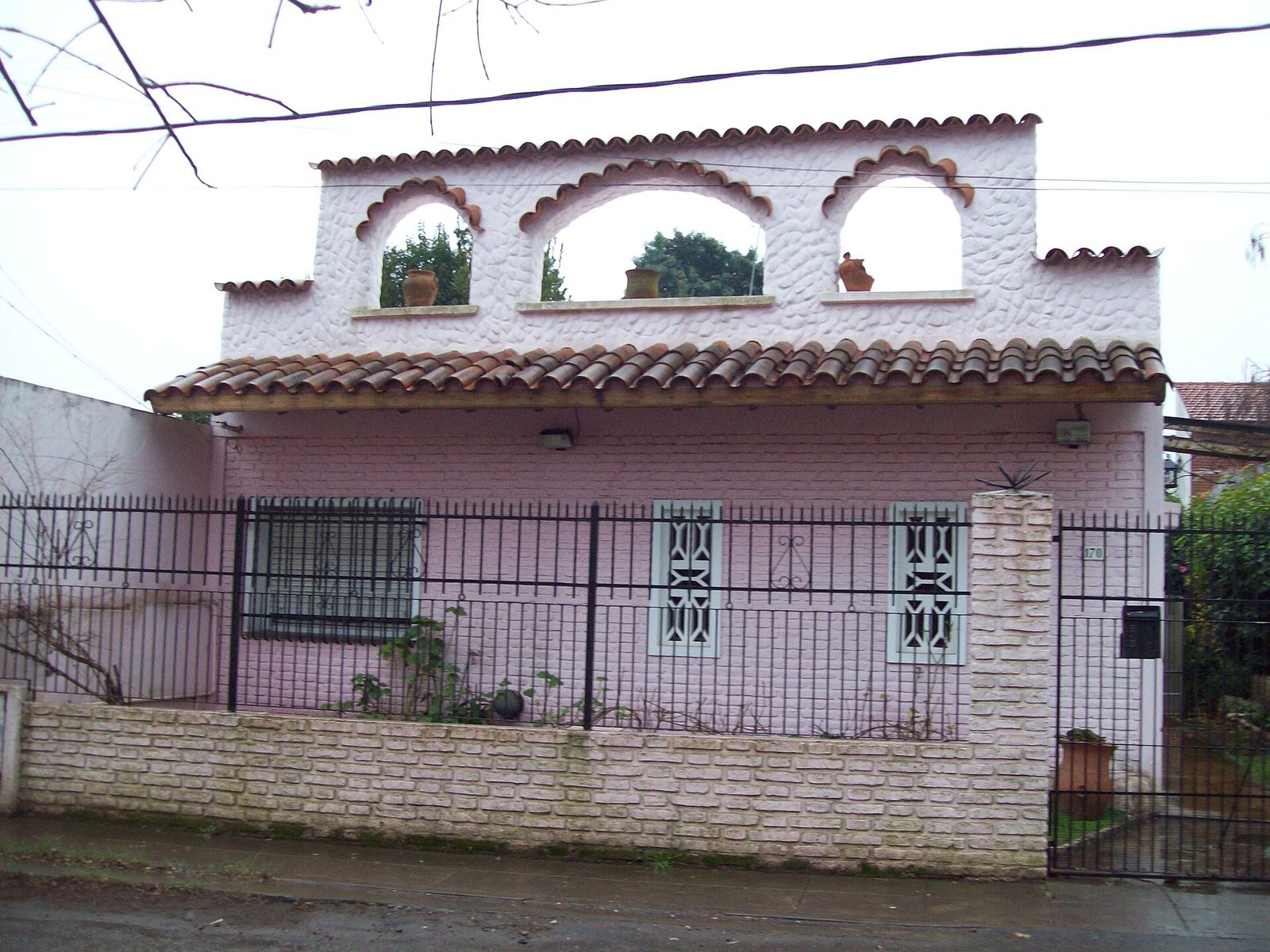 Casa de tejas rojas en una calle del centro
