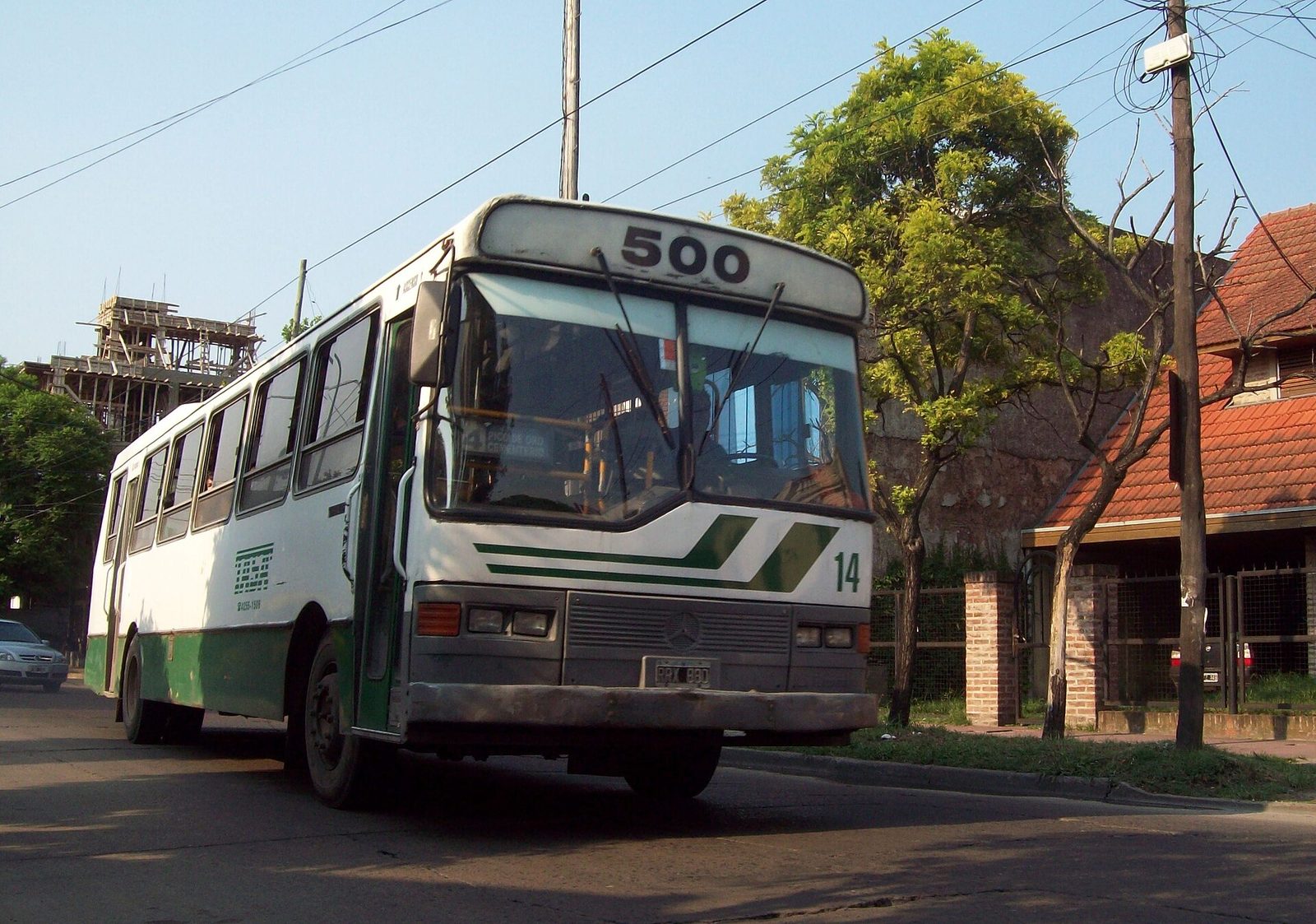 Colectivo de la línea 500 en una calle de Florencio Varela
