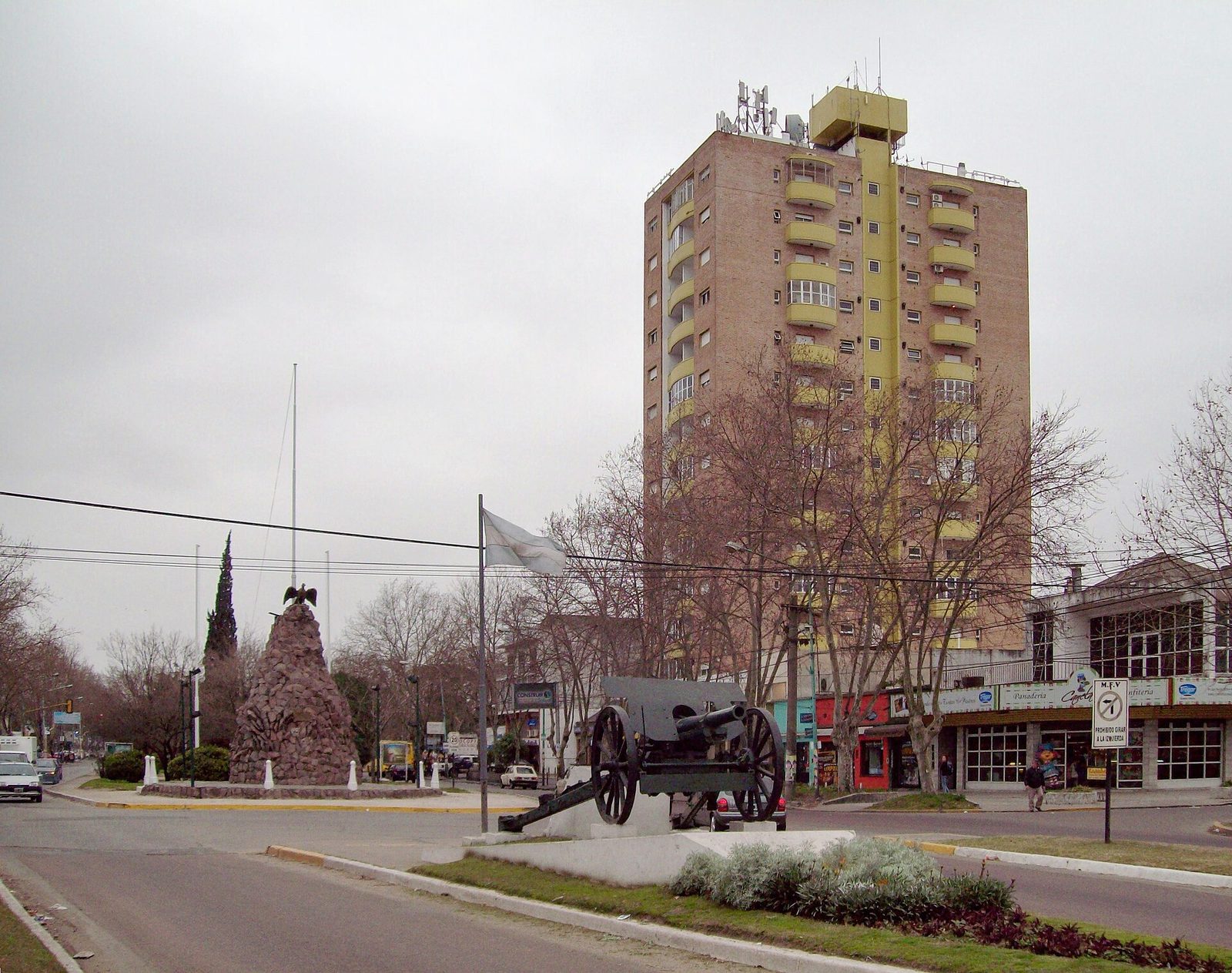 Plaza central con el mástil, un cañón y la torre del centro